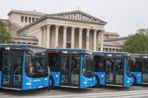 Új buszok a Hősök terén